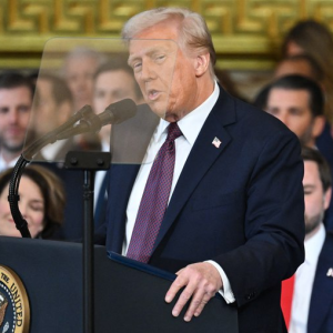Trump chama juízes de comunistas e fala em ‘revolução do bom senso’ em comício de 100 dias