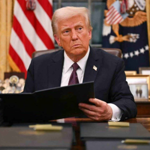 Trump chama Powell de “incompetente” e cobra “grande corte” de juros