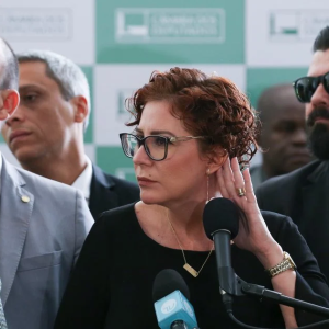 O que é a difusão vermelha, na qual a Interpol incluiu Carla Zambelli