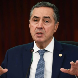 Ex-número dois de Torres diz se arrepender de ofensas a Barroso a Lula e a Barroso nas redes sociais