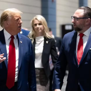 ‘Olá, Alexandre’: após EUA restringirem visto para autoridades estrangeiras, ex-assessor de Trump marca Moraes nas redes