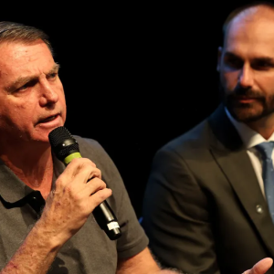 Bolsonaro chega à PF para prestar depoimento em investigação sobre atuação de Eduardo nos EUA
