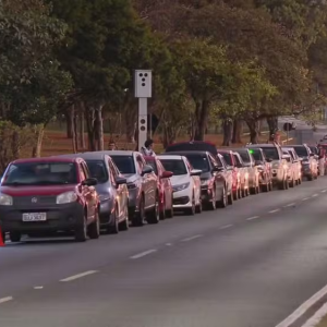 Dia livre de impostos: motoristas madrugam e fazem fila para abastecer com gasolina a R$ 4,52 no DF