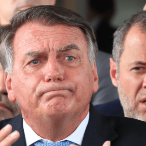 Interrogatório de réus por plano golpista terá Bolsonaro sentado ao lado de Cid em sala com adaptações.