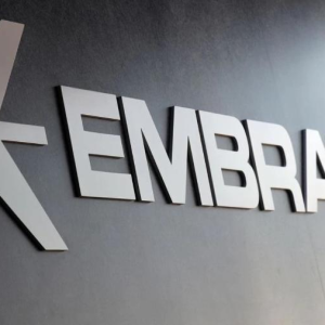 Embraer vê prejuízo ajustado multiplicar por 6,7 vezes no 1T, a R$ 428,5 mi