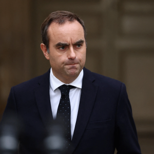 Primeiro-ministro francês renuncia ao cargo após menos de um mês