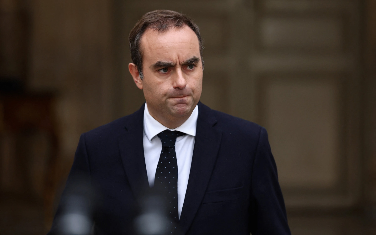 Primeiro-ministro francês renuncia ao cargo após menos de um mês