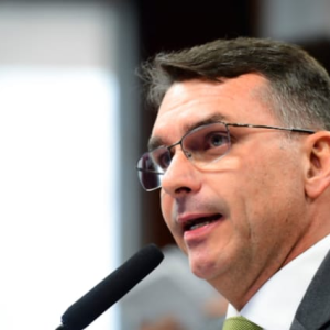 “Dosimetria não nos atende”, diz Flávio Bolsonaro após reunião com Paulinho