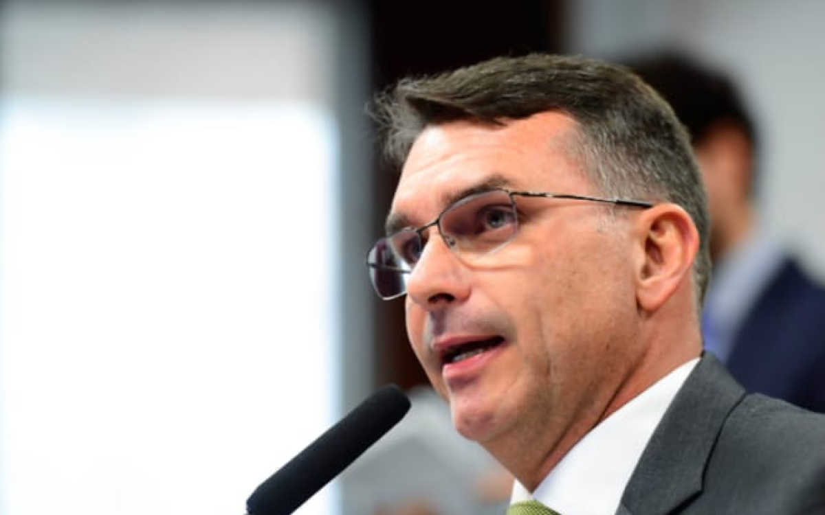 “Dosimetria não nos atende”, diz Flávio Bolsonaro após reunião com Paulinho