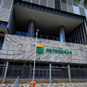 Petrobras (PETR3; PETR4) tem leve alta com mercado à espera de Plano de Negócios