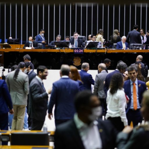 Derrubada da ação penal contra Ramagem e Bolsonaro escala tensão entre Câmara e STF