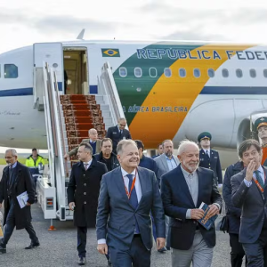 Lula janta com Putin nesta quinta e participa de comemoração dos 80 anos da vitória contra os nazistas na sexta