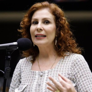 Defensoria deve pedir para STF notificar Zambelli sobre prisão por edital