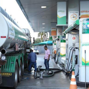 Preço da gasolina cai menos que o esperado e repasse ao consumidor ainda é tímido