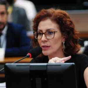 Itália não pode fazer operação policial para prender Carla Zambelli, reconhece embaixador