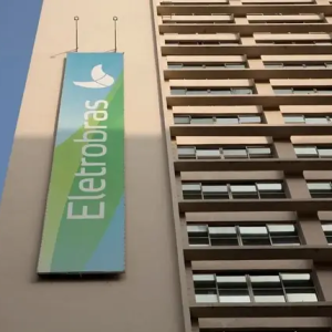 Eletrobras vende “último grande risco” para tese de investimentos e ações sobem
