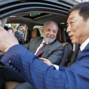 Chineses vão investir R$ 27 bi no Brasil para produzir combustível de aviação a carros