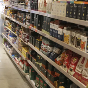 Comércio tem queda de 0,4% em abril, depois de três altas