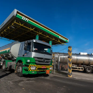 Gasolina da Petrobras vai ficar 4,9% mais barata para distribuidoras