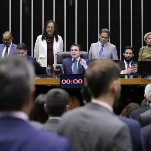 PEC da Blindagem: Centrão articula, Câmara retoma votação secreta para abertura de processos e texto vai ao Senado
