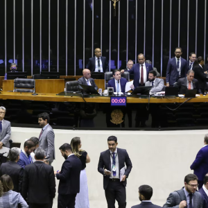 Câmara propõe liberar acúmulo de aposentadoria e salário para deputados; entenda