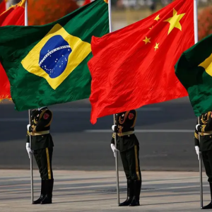 ‘Efeito China’: aproximação com o gigante asiático pode enfraquecer a indústria no Brasil?