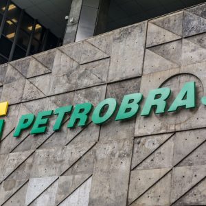 Petrobras reduz preço do diesel em 4,7% para distribuidoras a partir de terça